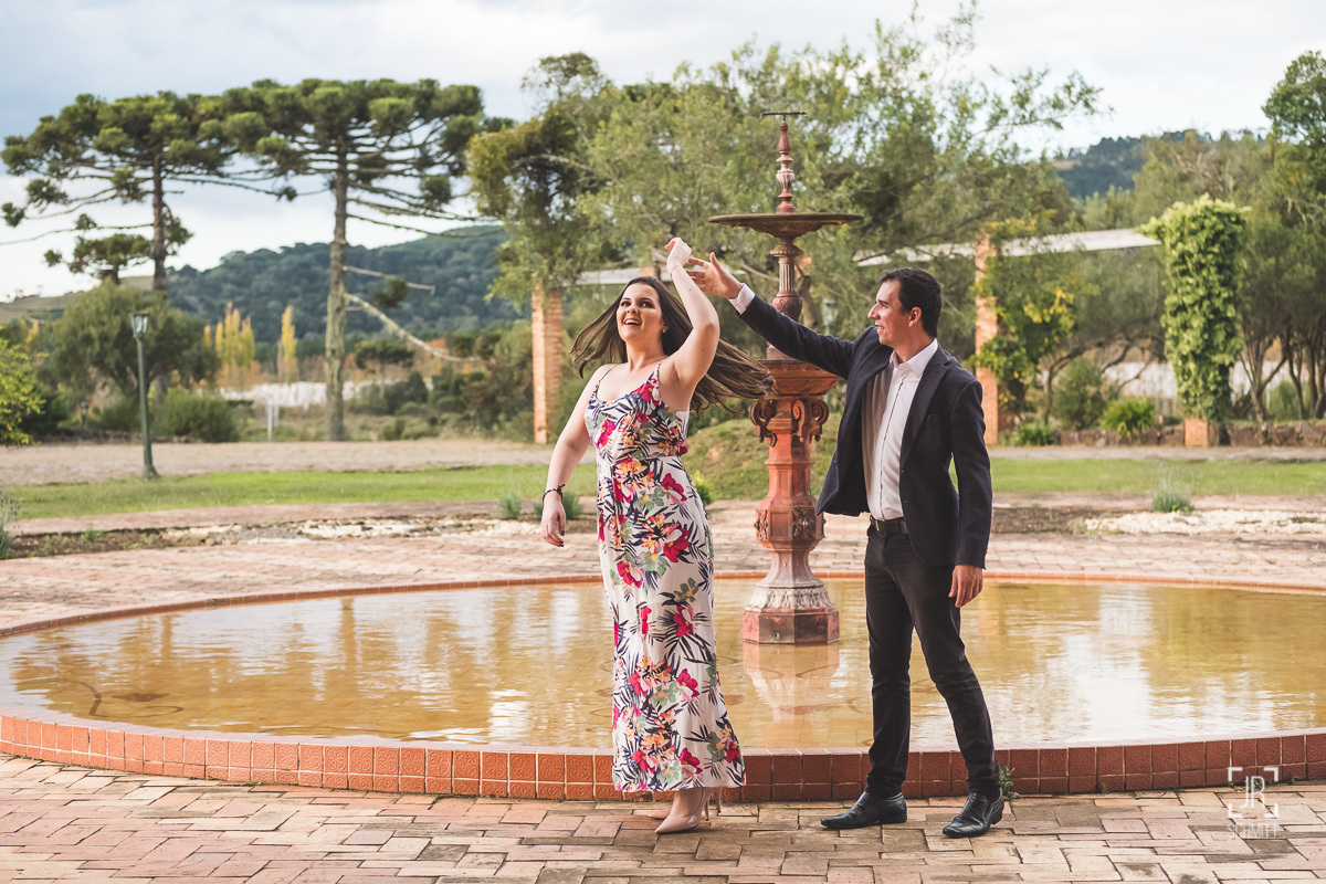 casal dançando no chafariz
