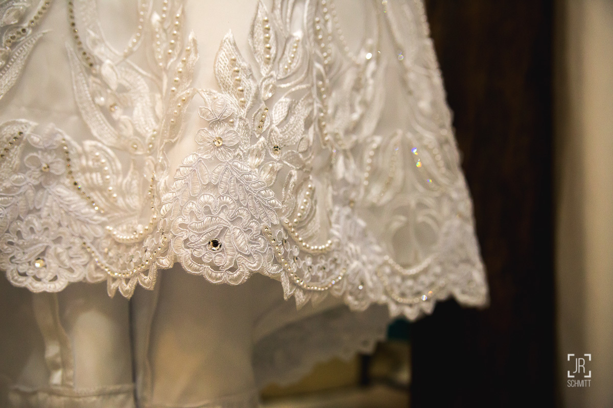 detalhe do vestido da noiva bordado com pérolas