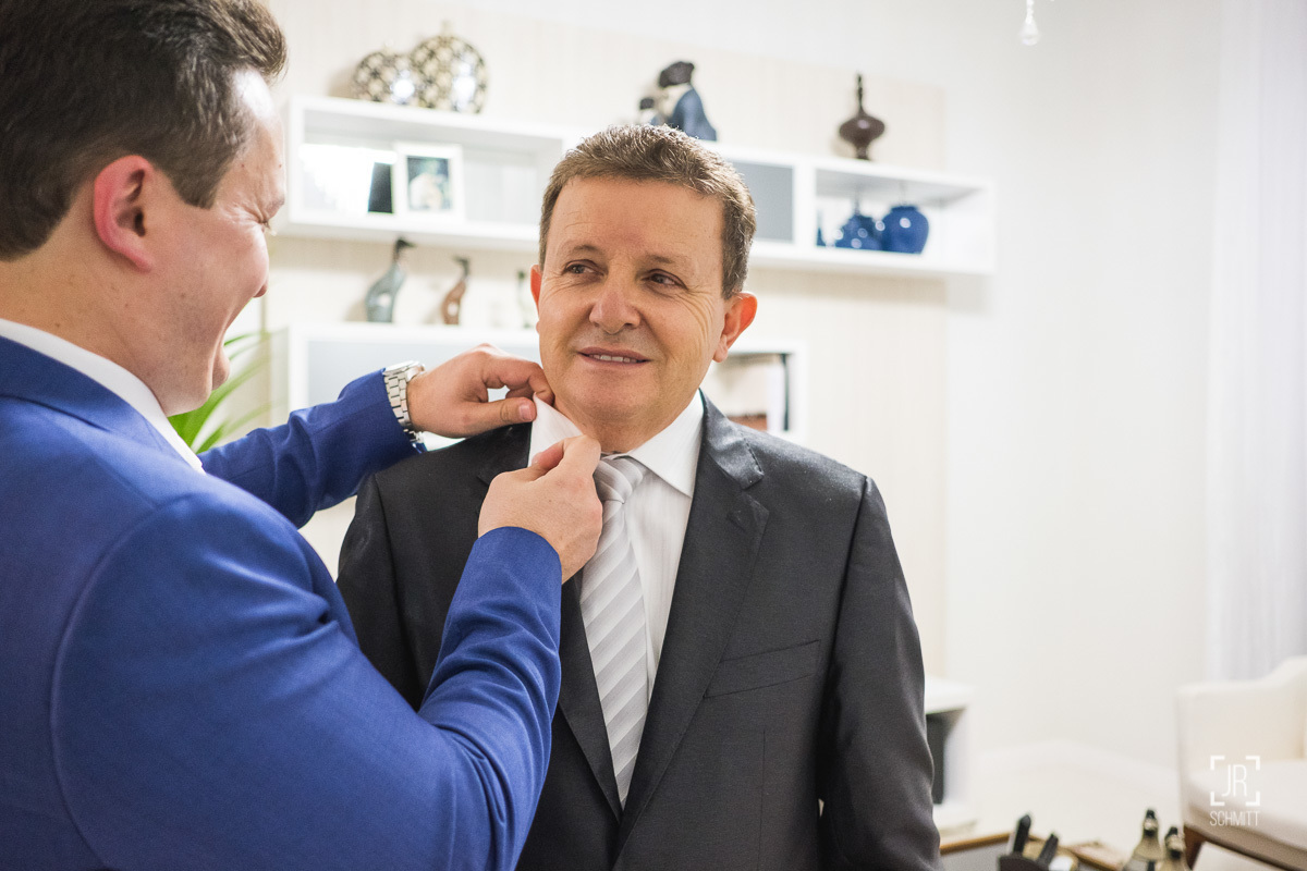 noivo ajeitando a gravata do pai