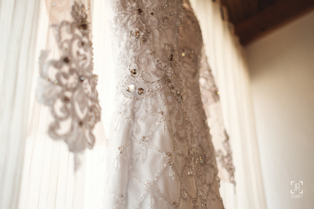 detalhes das pedras do vestido de noiva