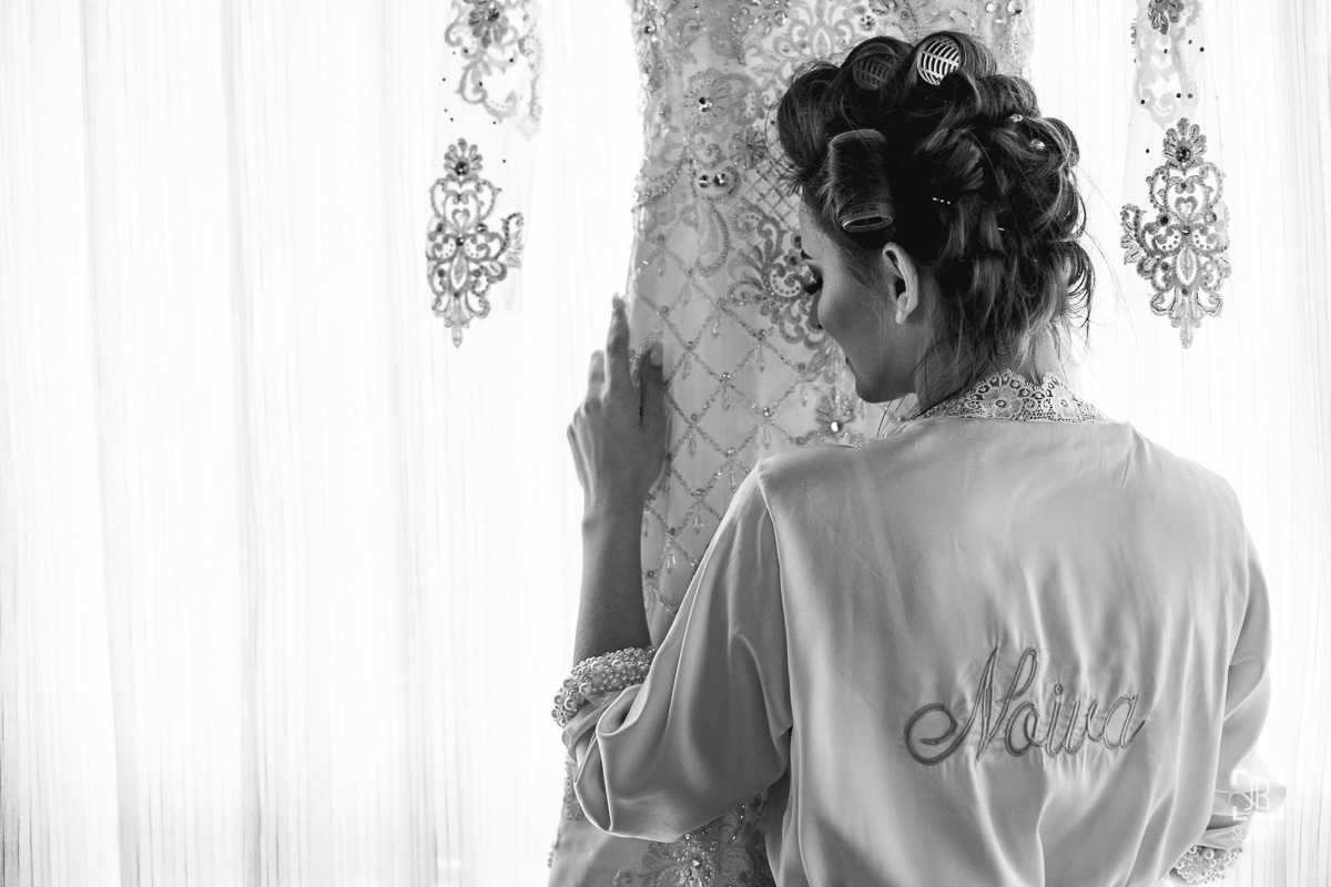 noiva namorando o vestido