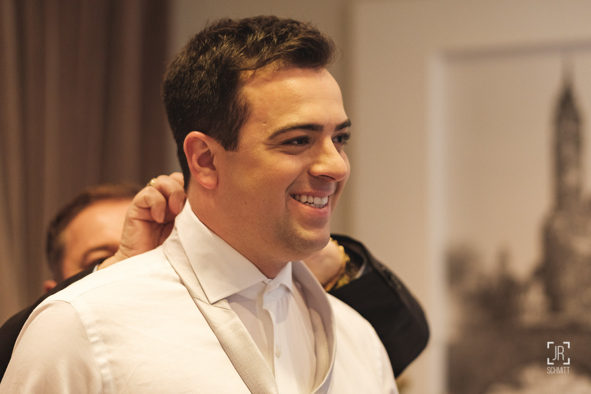 pai ajudando gravata noivo