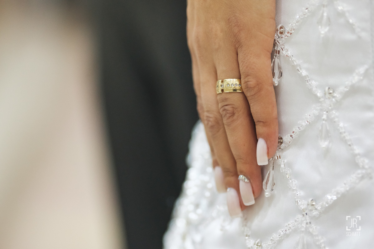 detalhe das alianças unhas decoradas