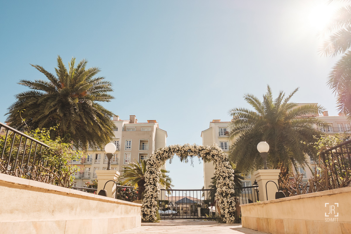 decoração portal de flores brancas para cerimonia de casamento
