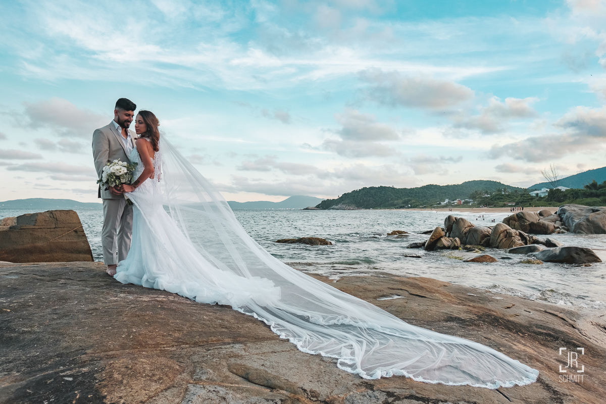 balneario camboriu casal de noivos nas pedras