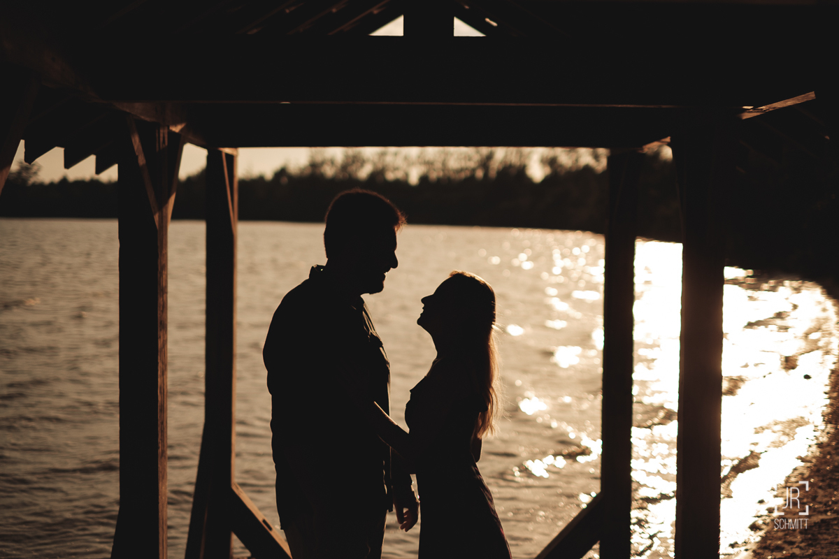 foto silhueta com reflexo do sol na água