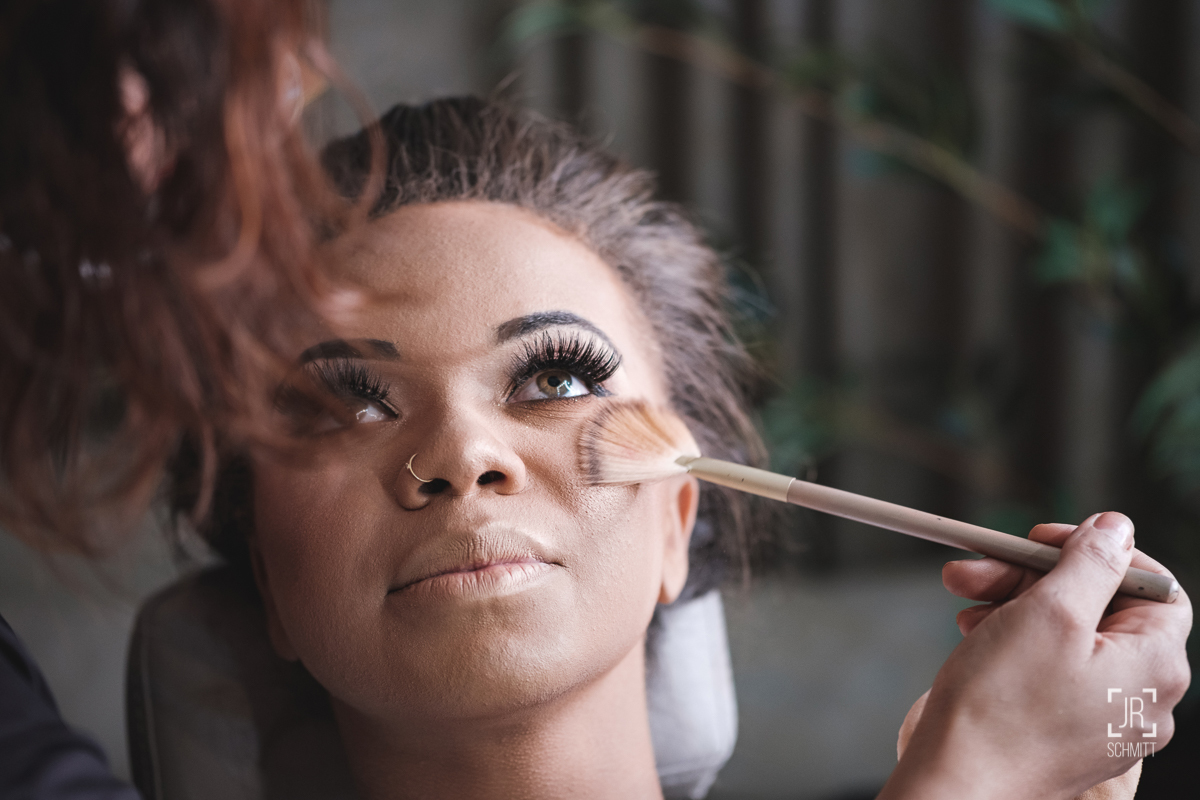 noiva fazendo a maquiagem
