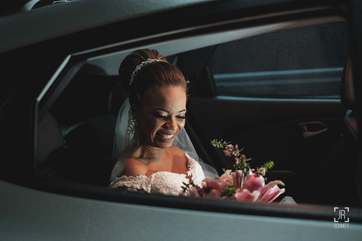 noiva vendo seu buquê pela primeira vez