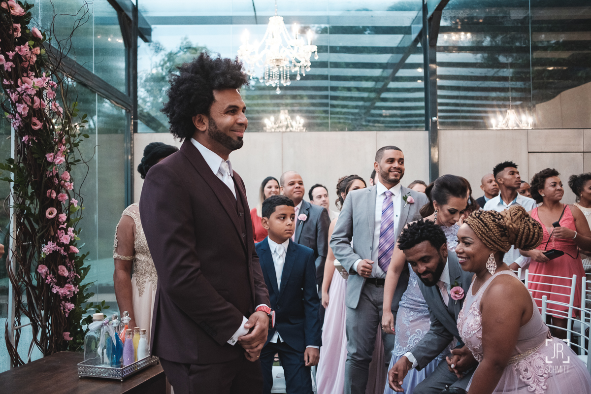 noivo olhando para a sua amada