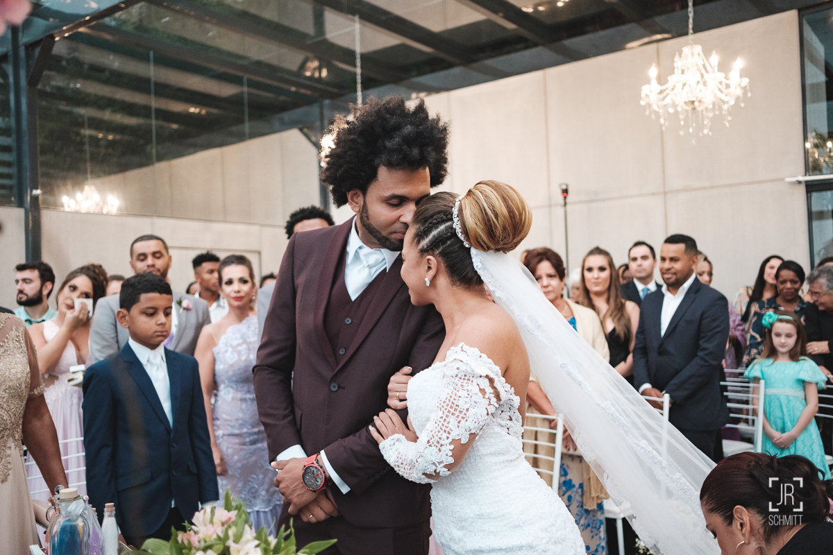 beijo na testa da noiva