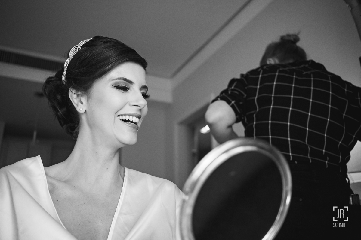 noiva se olhando no espelhinho de mão