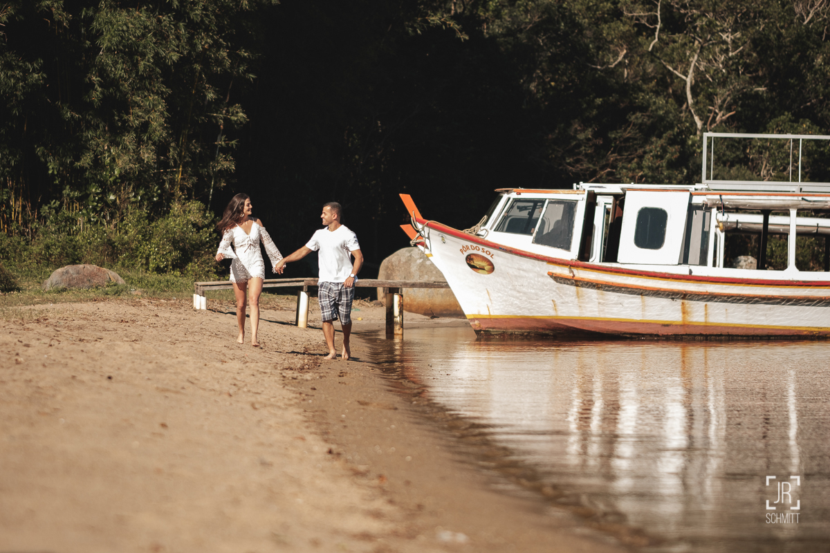 trilha da costa da lago ensaio fotográfico de casal