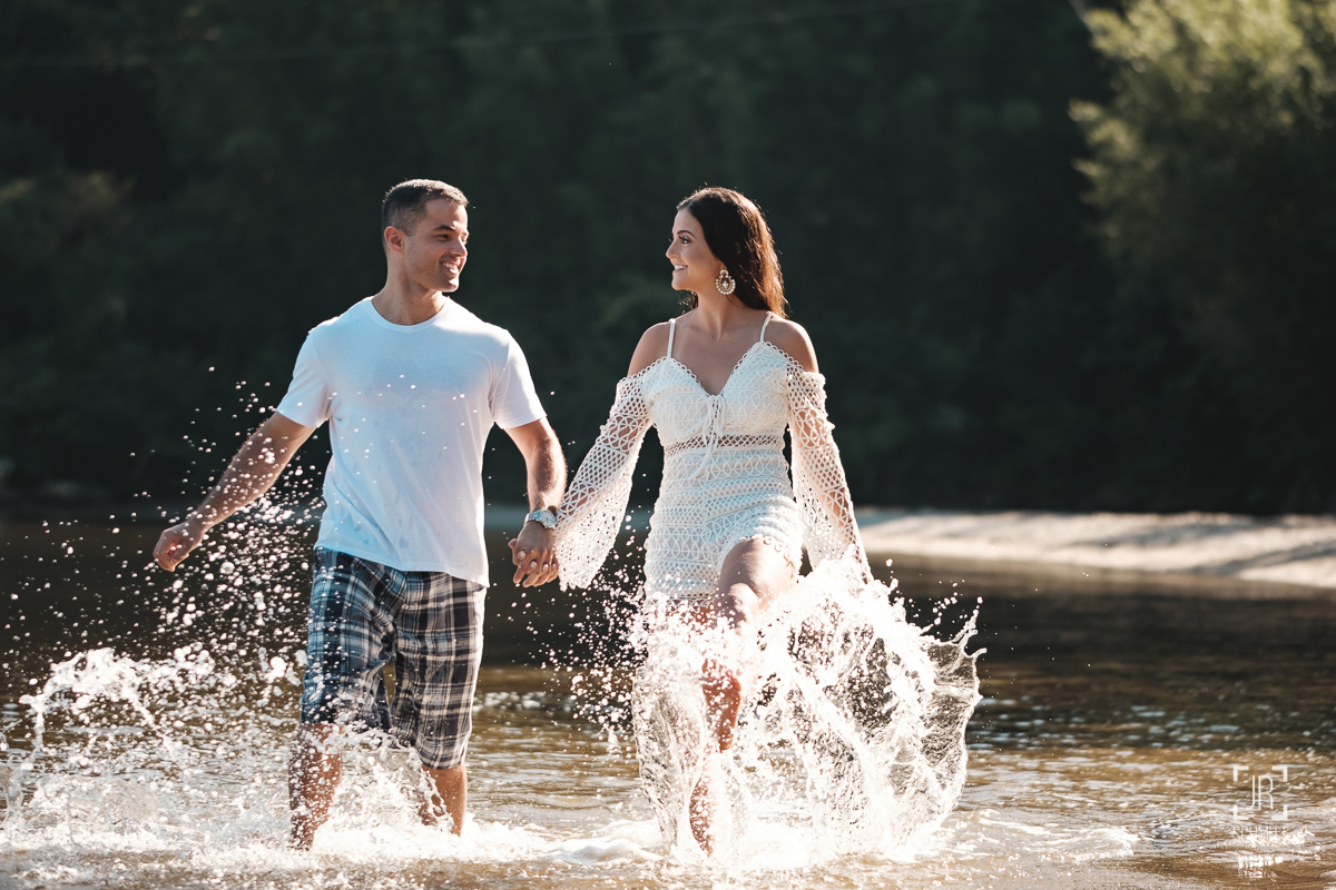 noivos correndo na lago da conceição