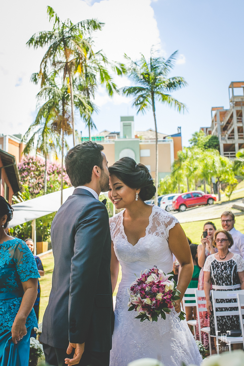 beijo dos noivos-casamento de dia