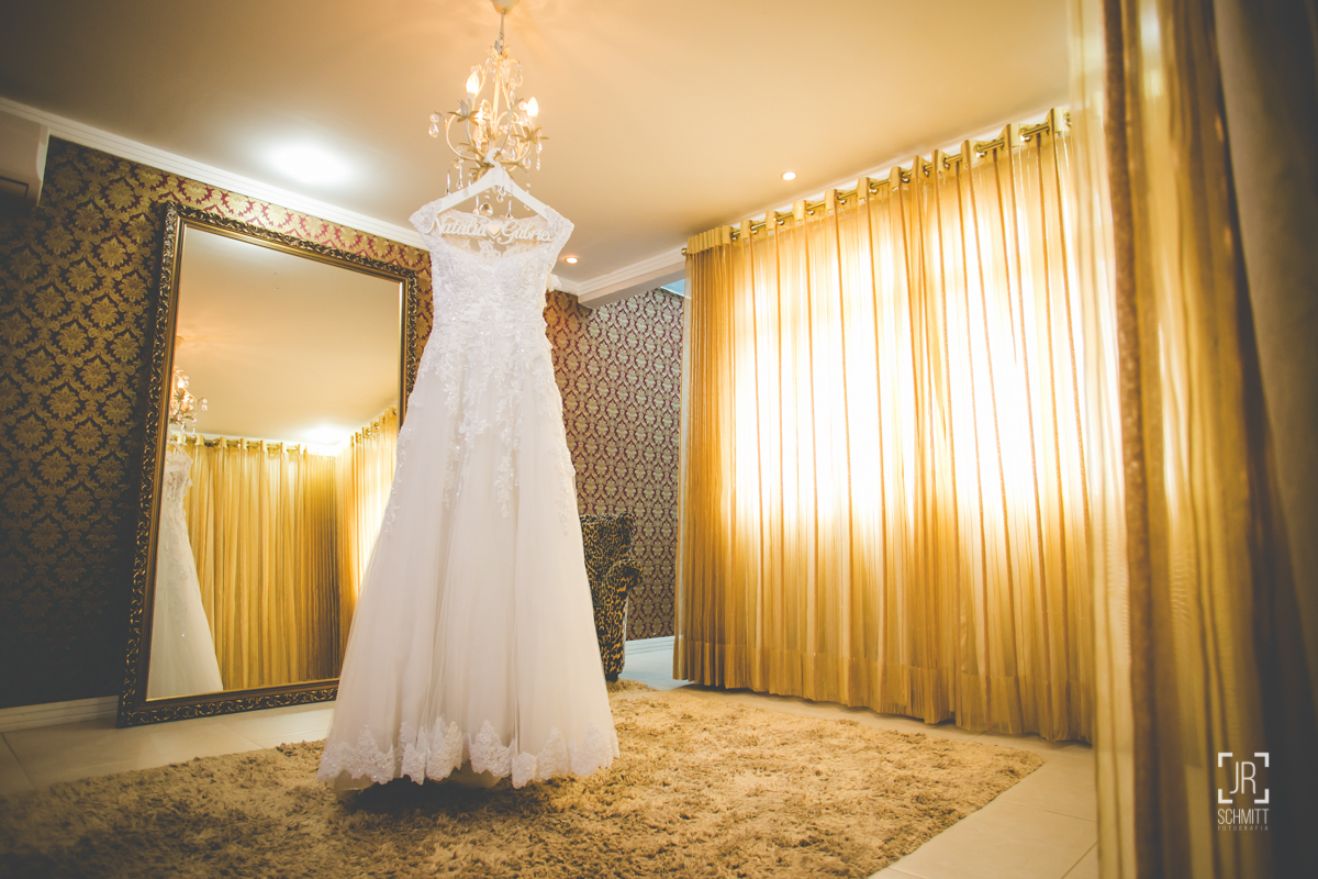 festido da noiva no making of da noiva com seu cabide personalizado