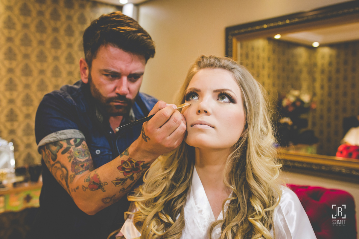 noiva se maquiando no garnde dia que é seu casamento
