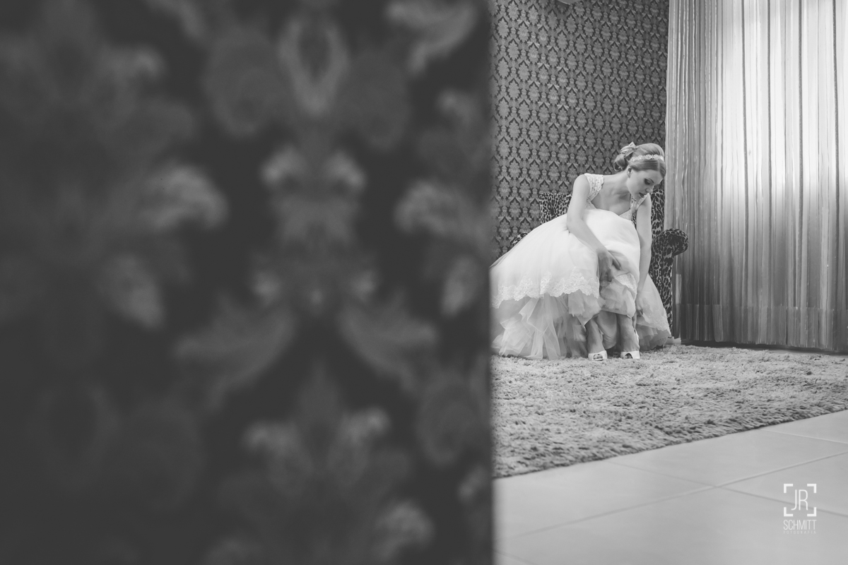 noiva coloquando seu sapato de casamento