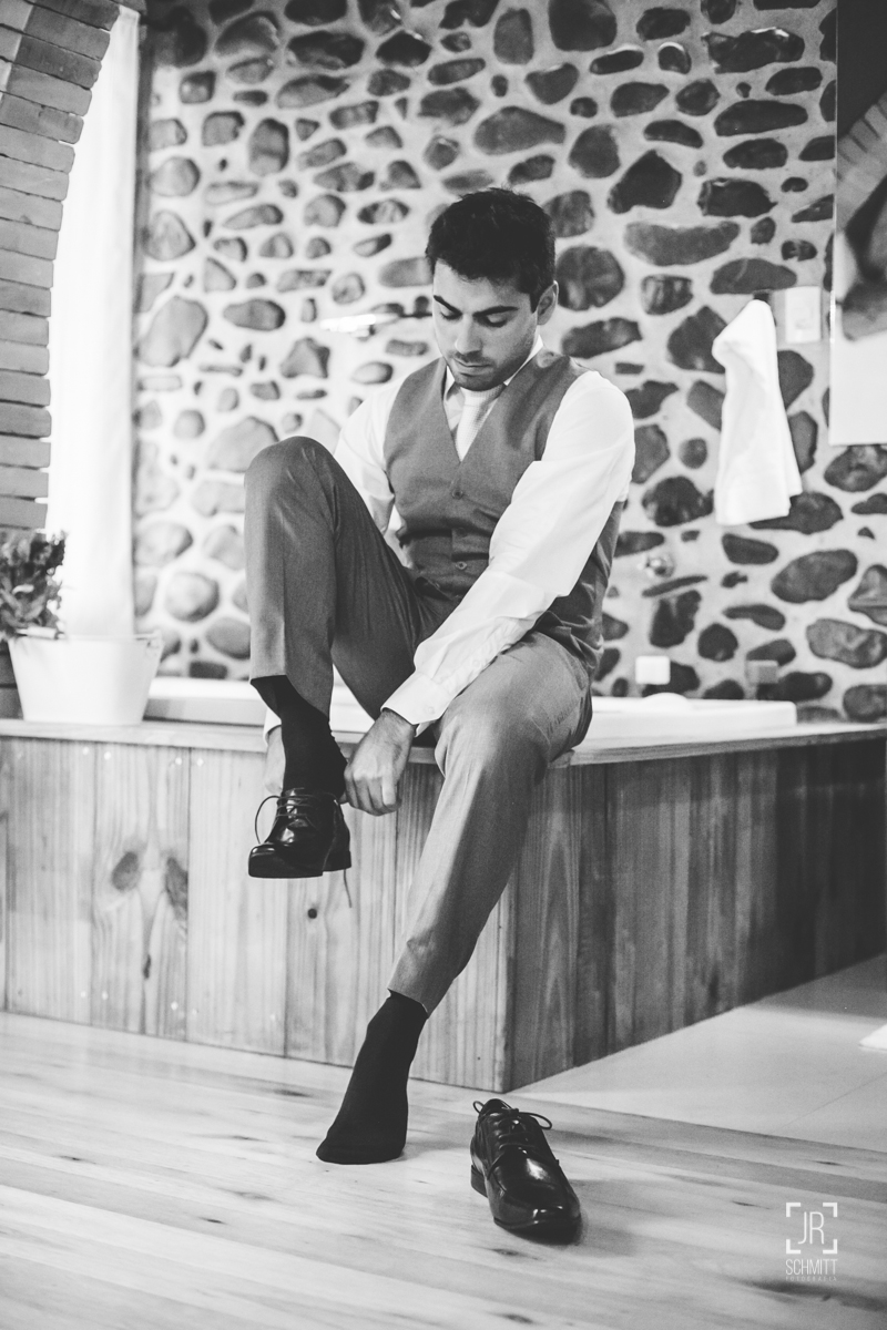 noivo colocando o seu sapato