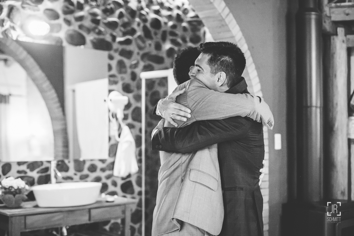 abraços de amigos no casamento