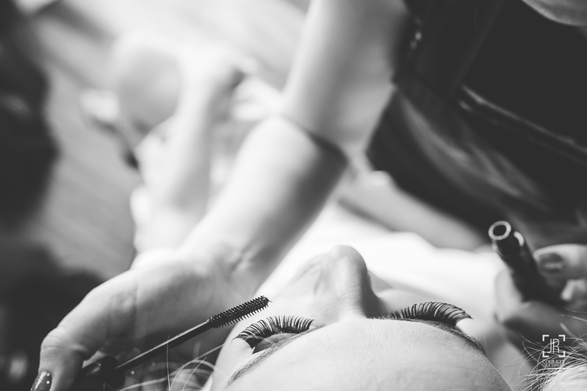 fazendo a maquiagem da noiva no making of