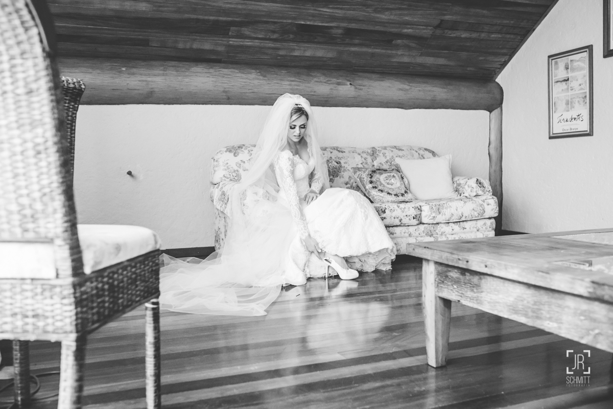 noiva colocando o sapato no grande dia