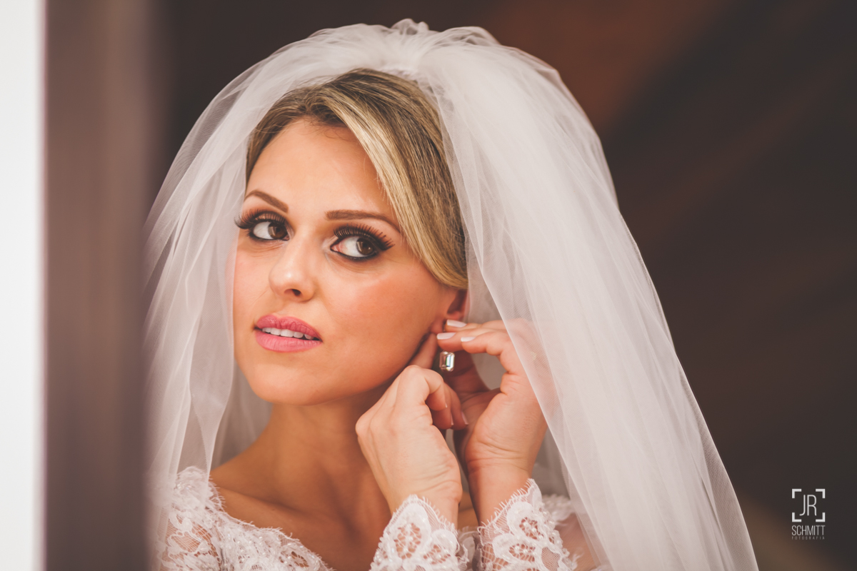 making of noiva colocando o brinco