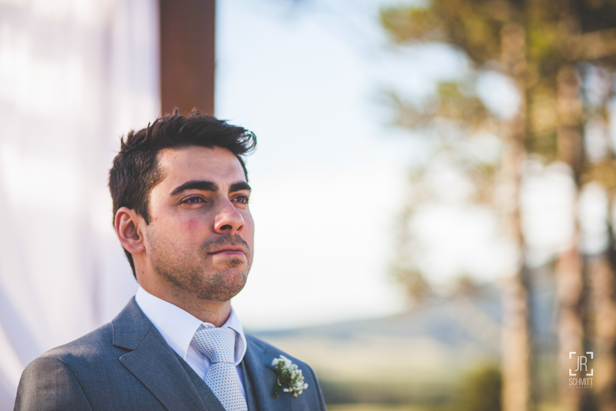 o noivo olhando pela primeira vez a sua noiva