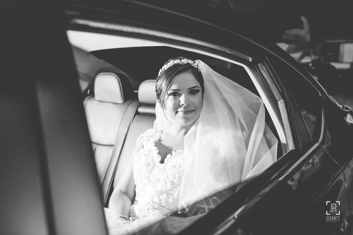 noiva no carro entrando na igreja Puríssimo Coração de Maria - casamento