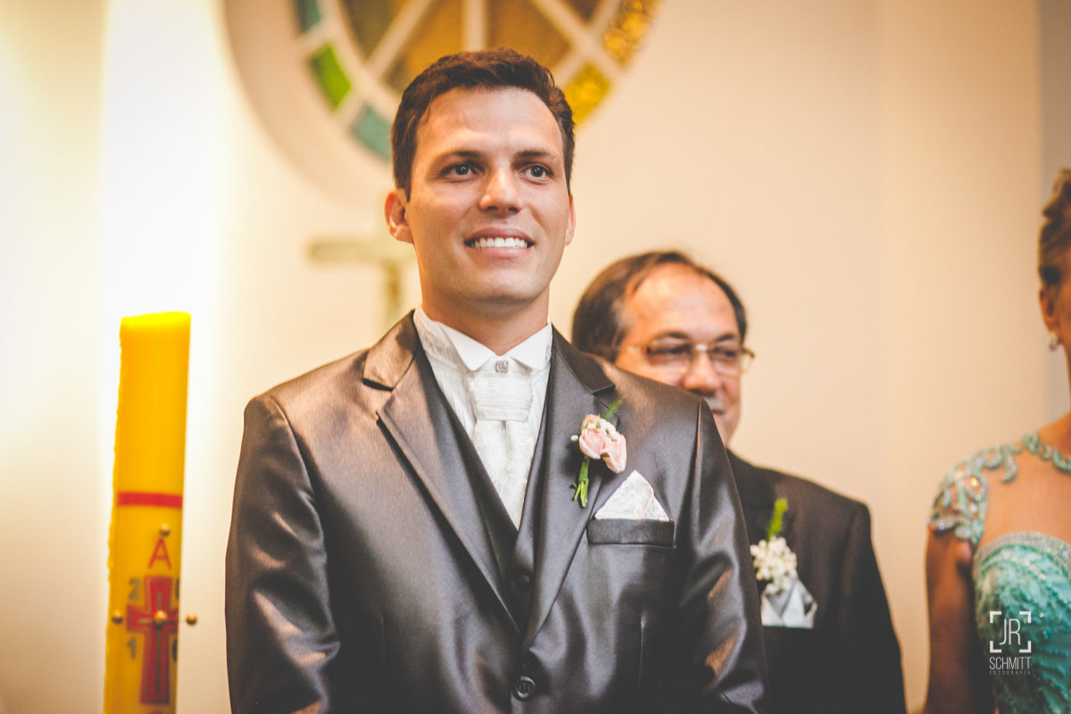 noivo esperando a noiva entrar na igreja