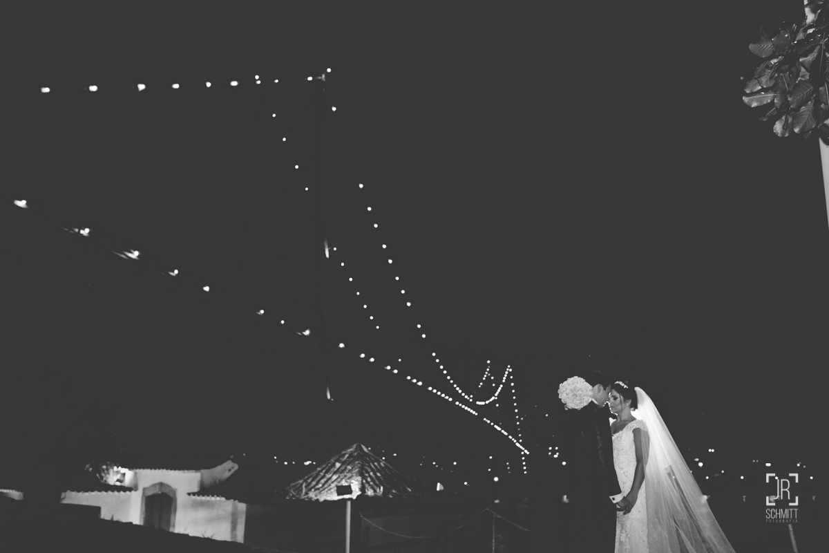 noivos na  ponte Hercílio Luz