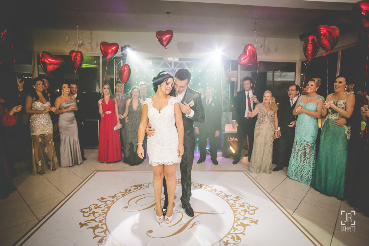 a dança dos noivos com balões de coração