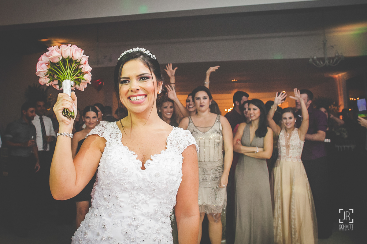 a noiva jogando o Buquê