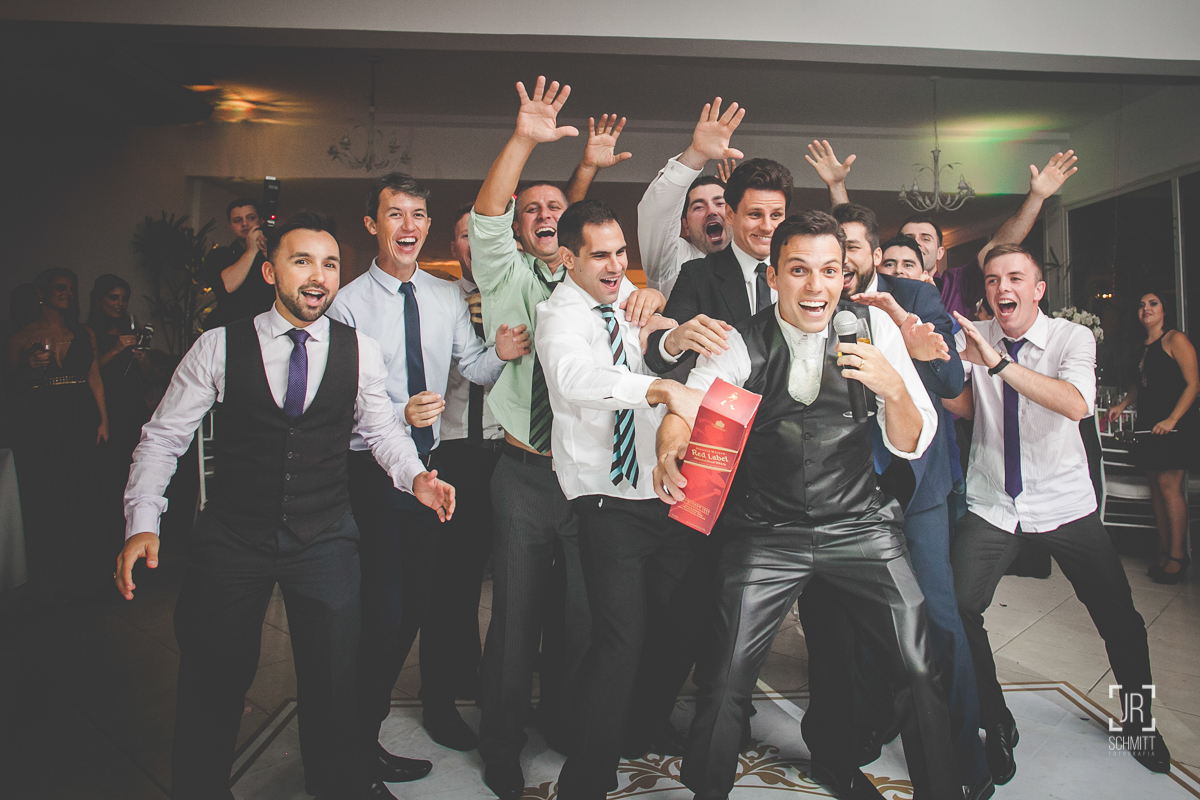 noivo jogando Uísque na maior felicidade