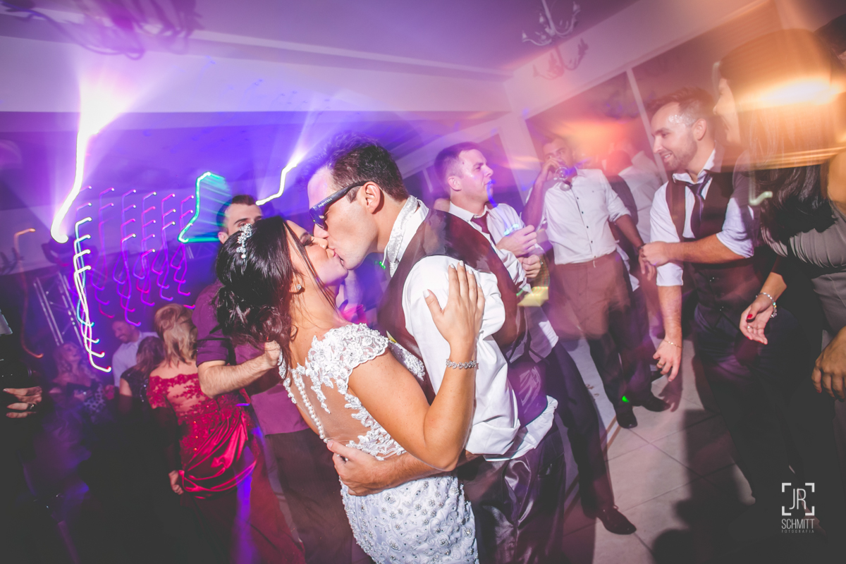 beijos dos noivos na festa de casamento