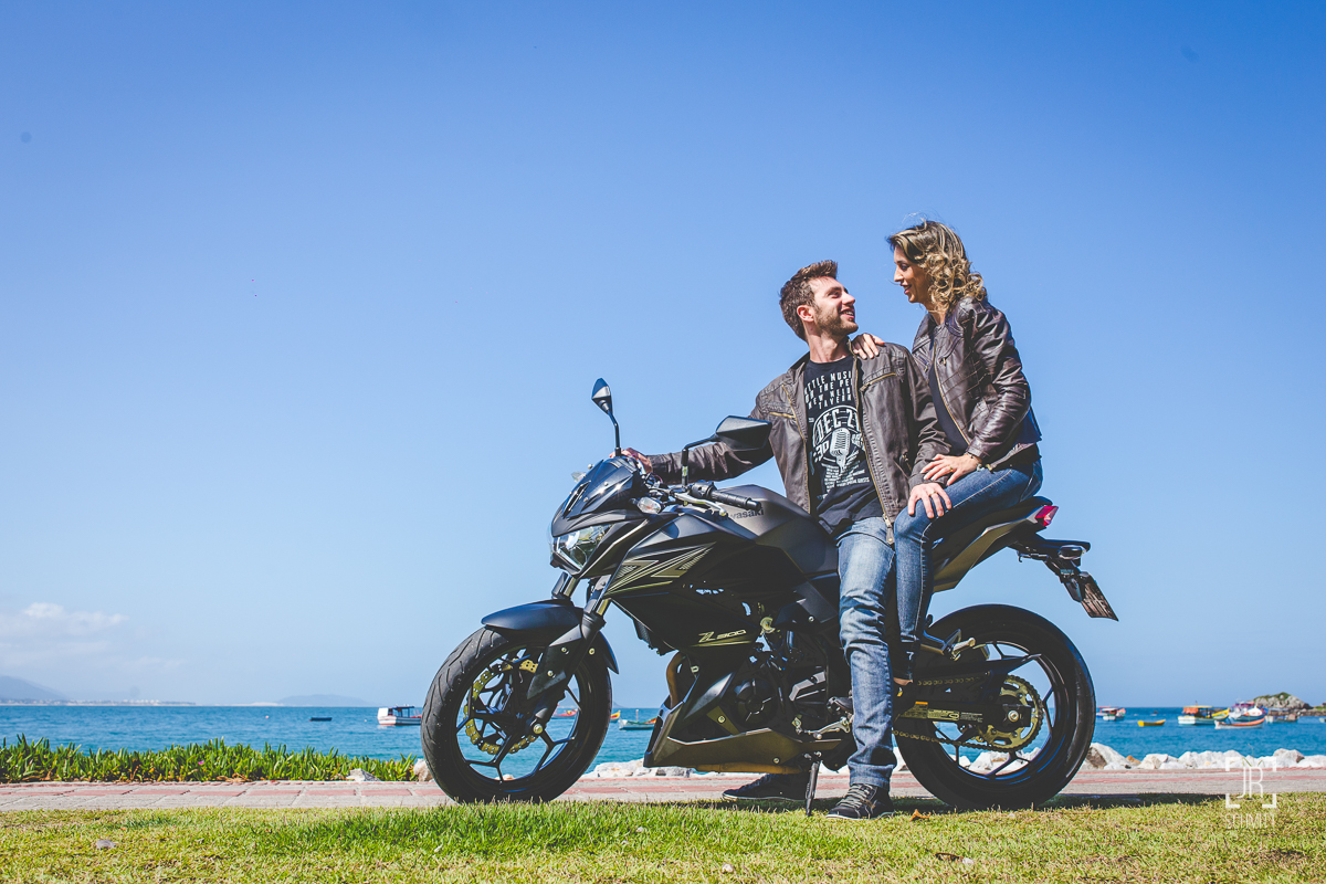 Casal de jaqueta na moto em Florianópolis