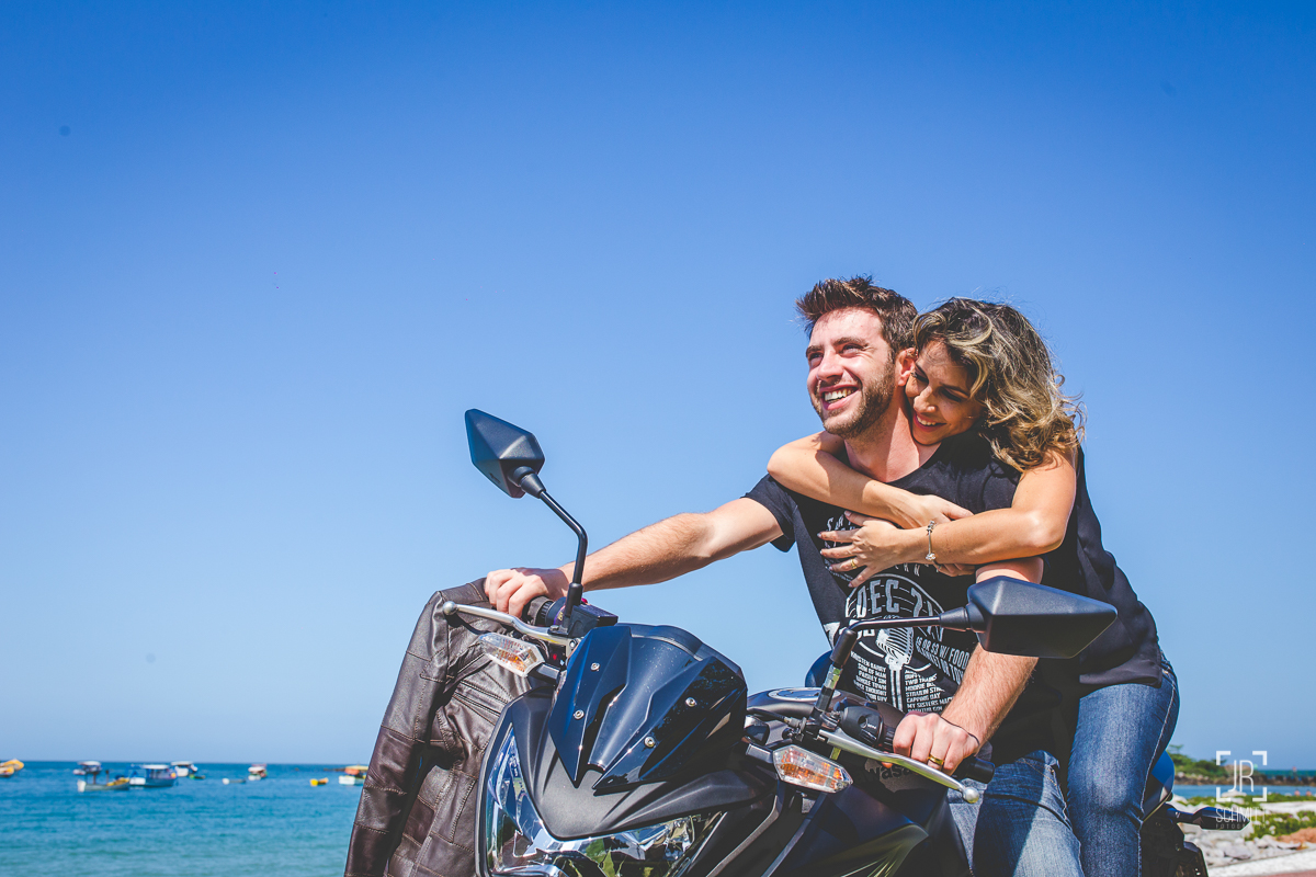 sessão pré-casamento na praia da armação