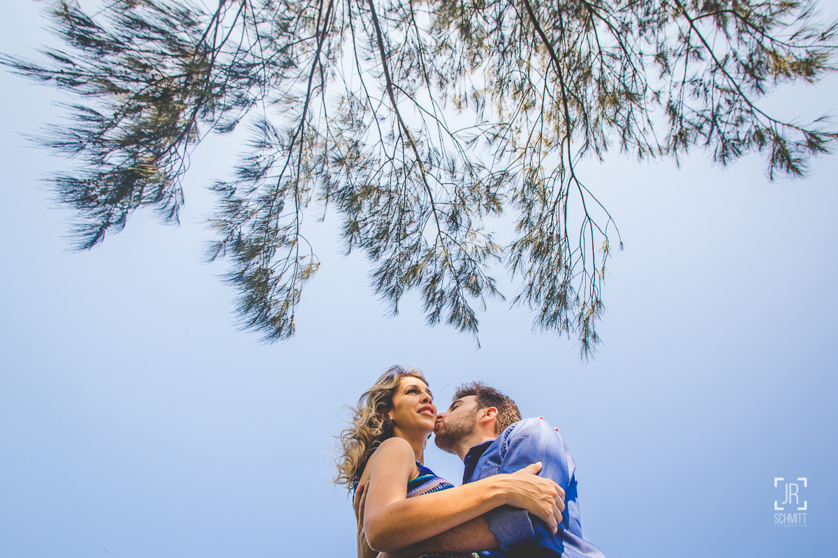 casal apaixonado diante da árvore