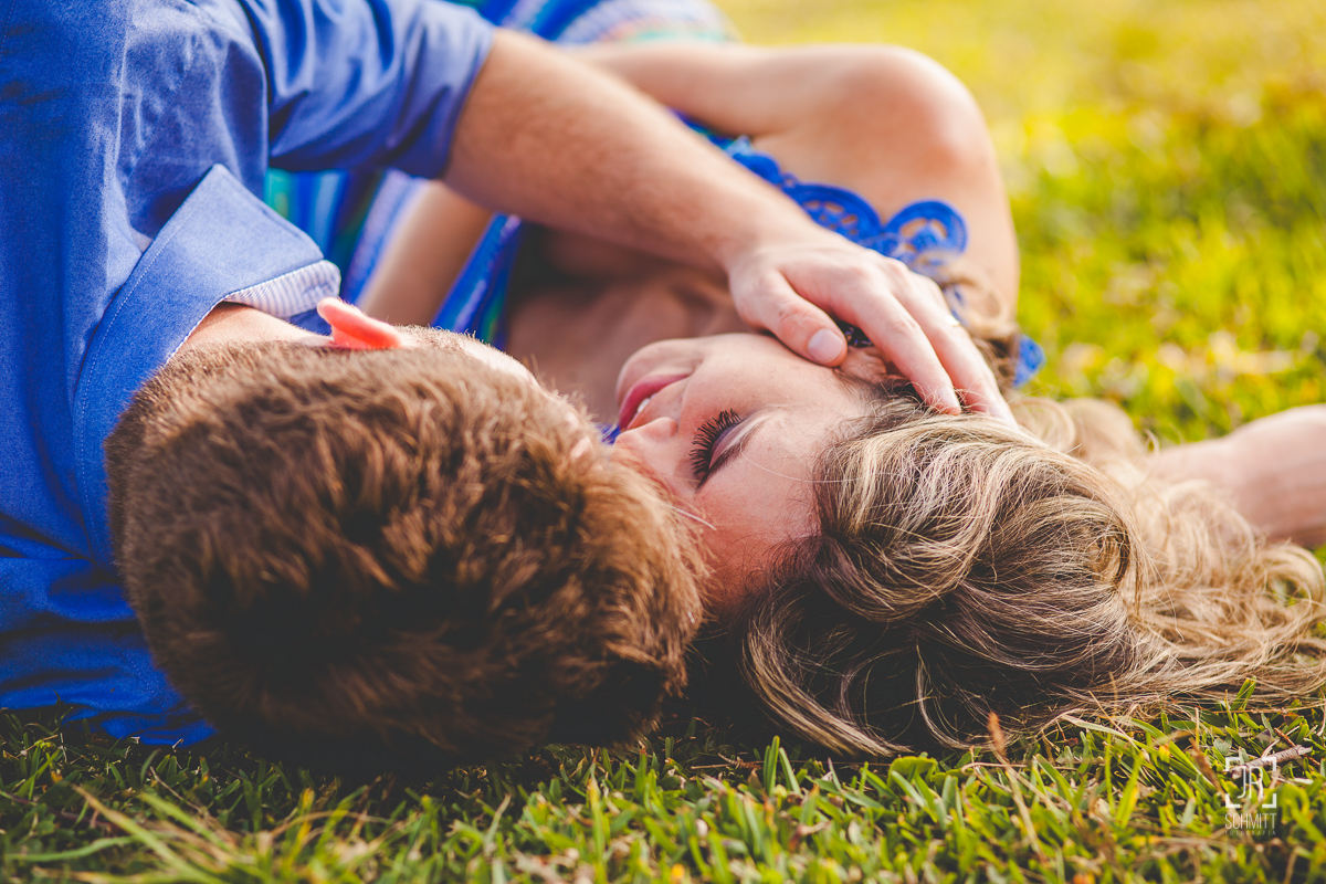 casal apaixonado na grama