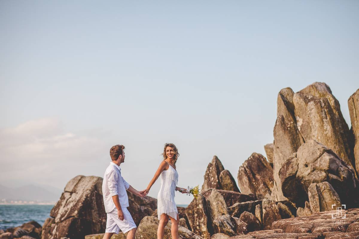 sessão pré-casamento com noivos nas pedras da armação