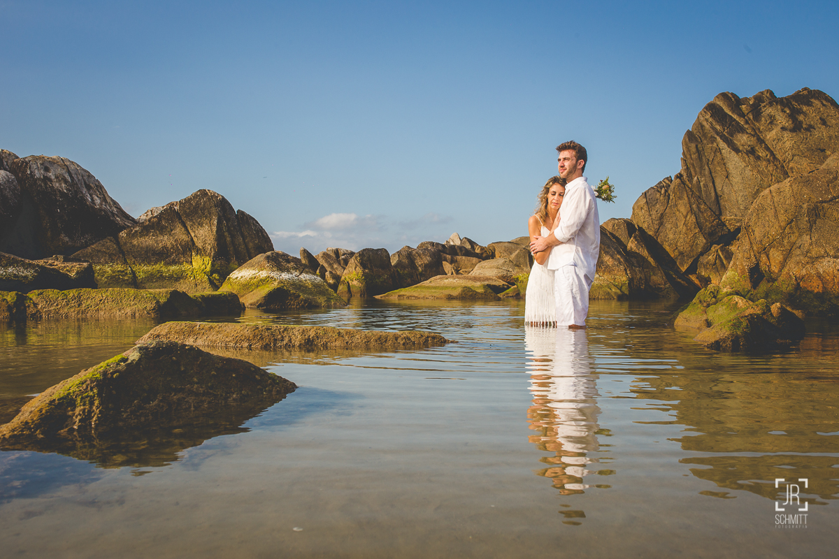 fotografia de casamento nas piscinas naturais das pedras da praia da armação