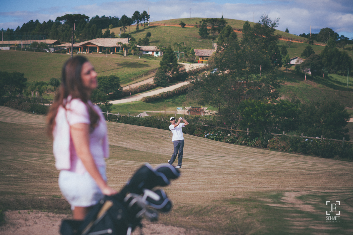 noivo jogando golf