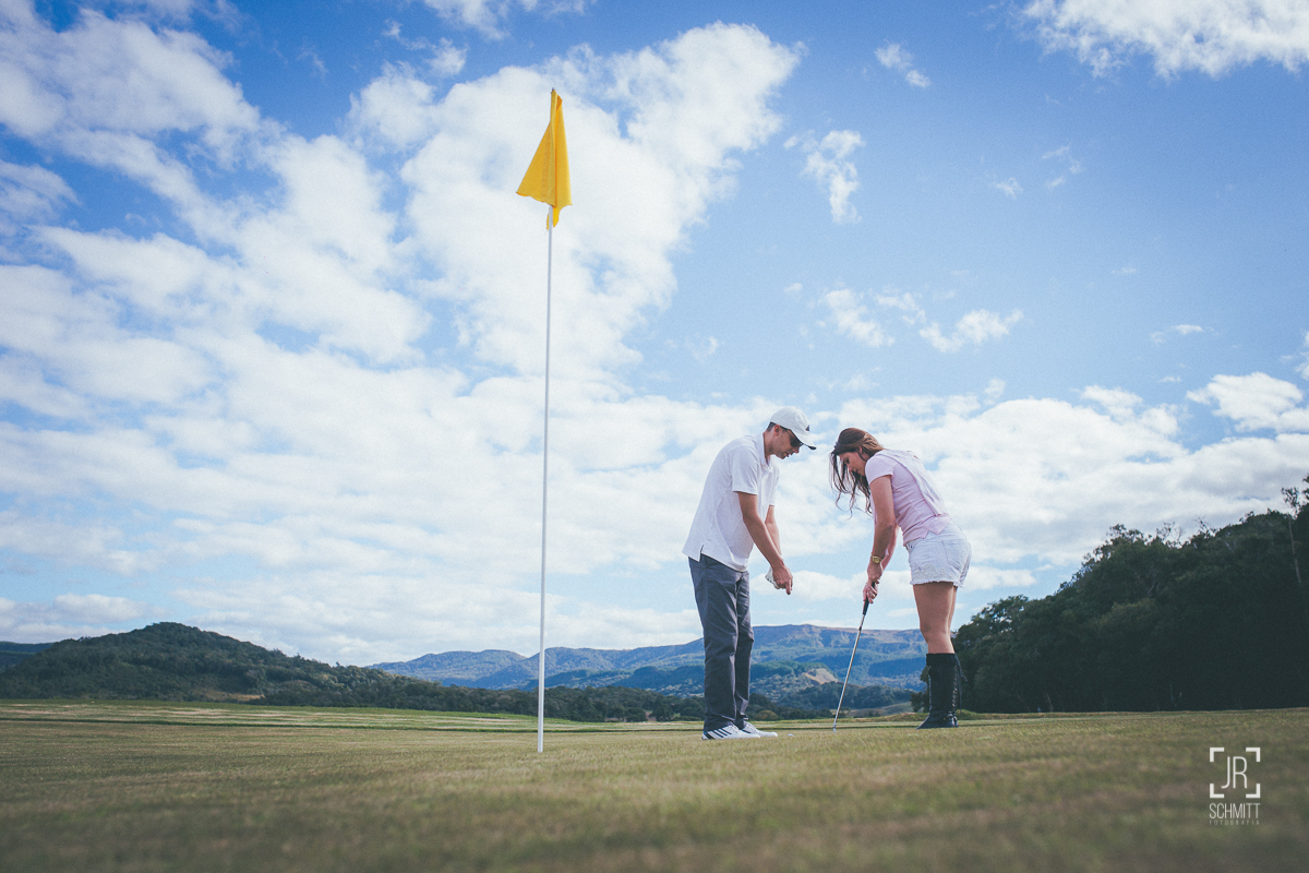 casal jogando golf