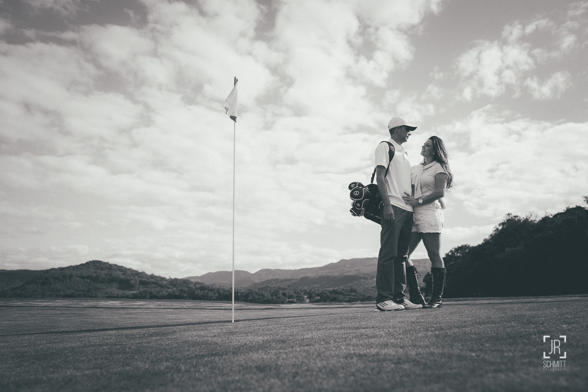 noivos no campo de golf