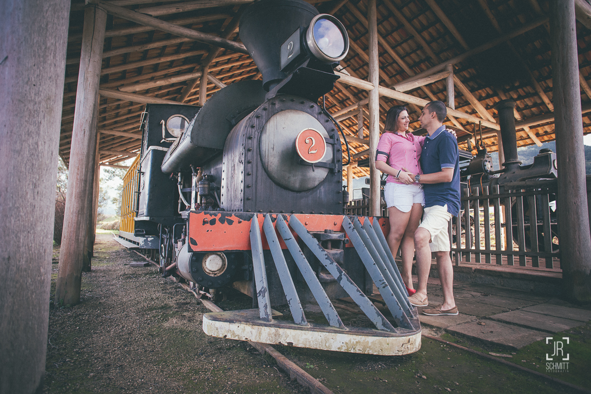 ensiao fotográfico de casal na maria-fumaça, trem