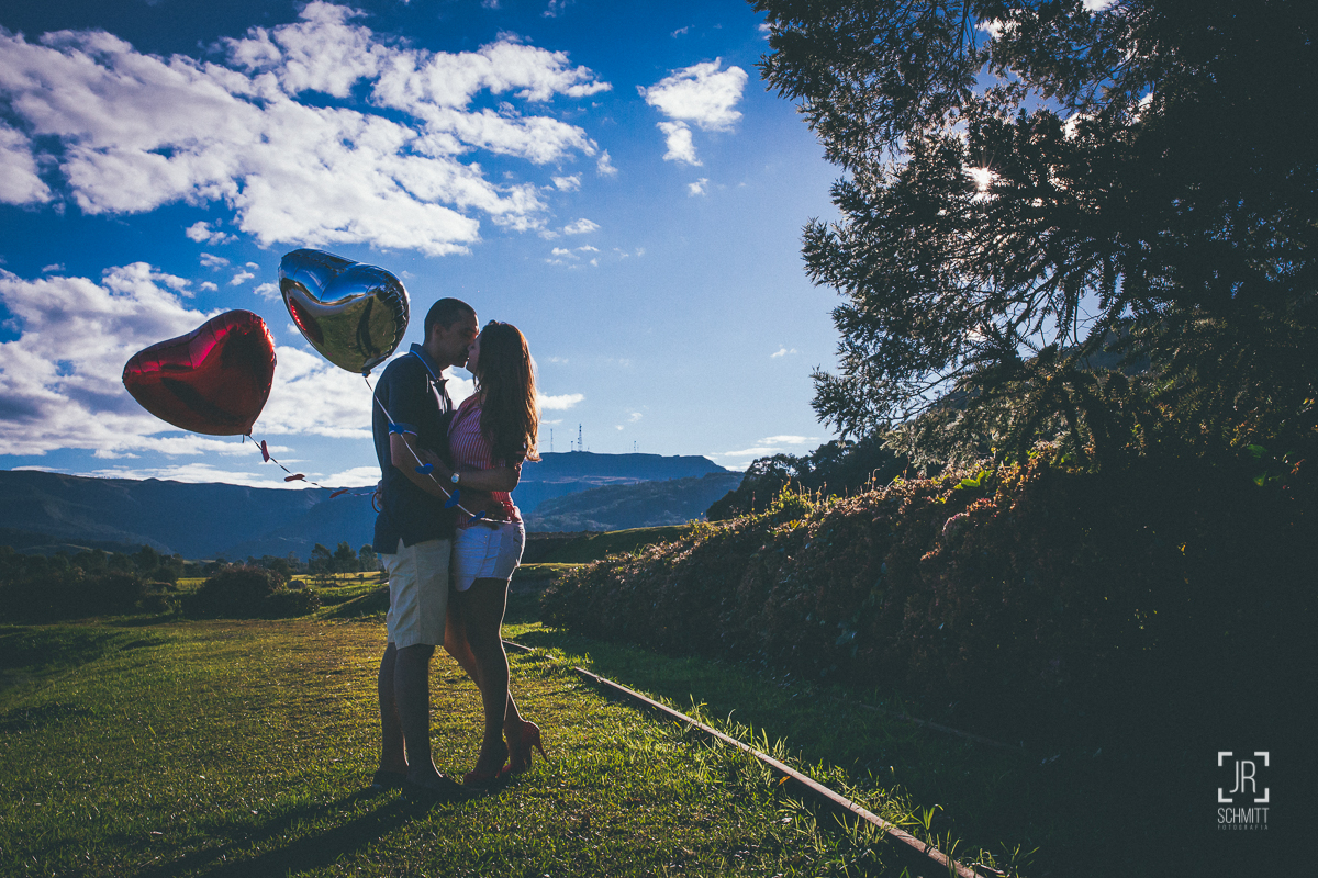 noivos no trilho de trem