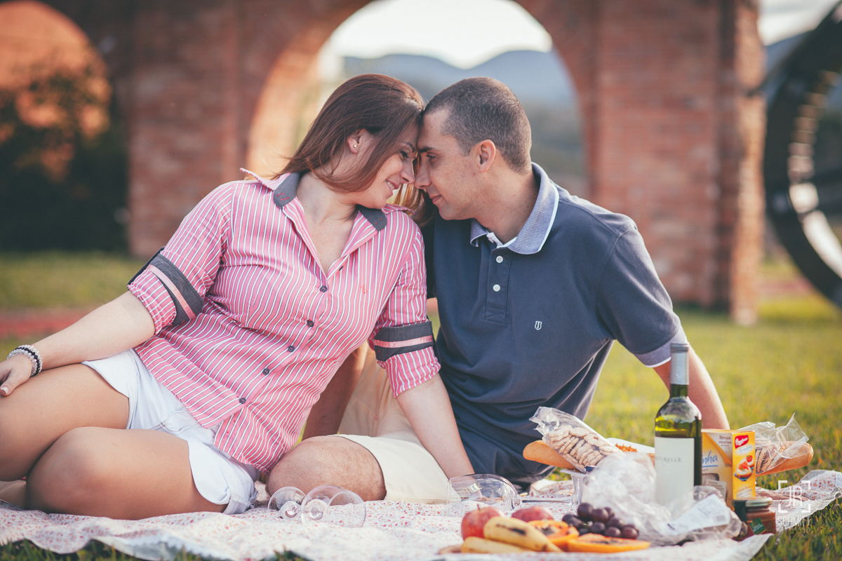 casal fazendo pique-nique