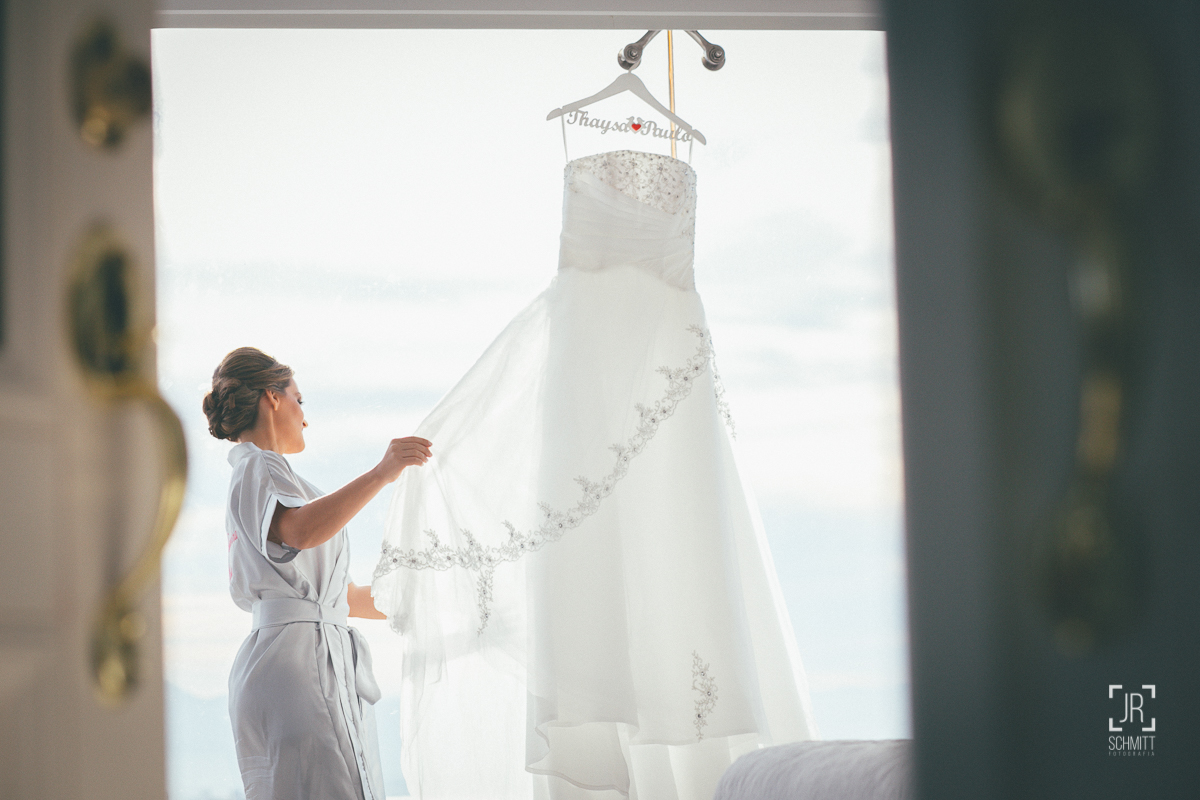 noiva admira seu lindo vestido