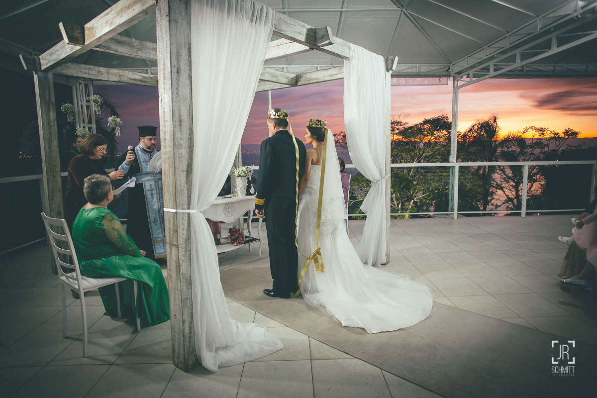 noivos com coroa durante casamento ortodoxo