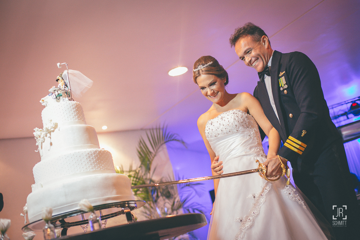 noivos cortam bolo com a espada