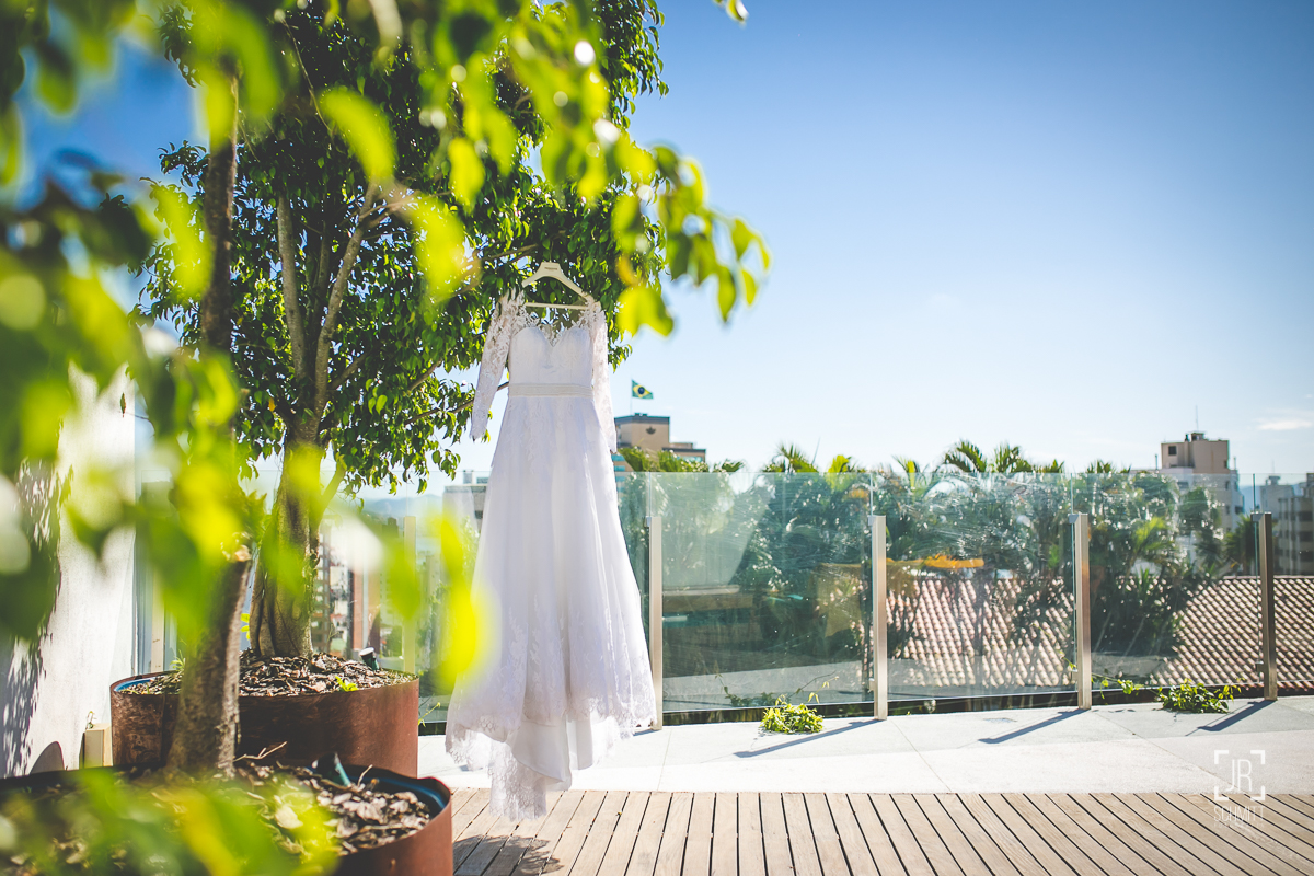vestido da noiva pendurado no jardim